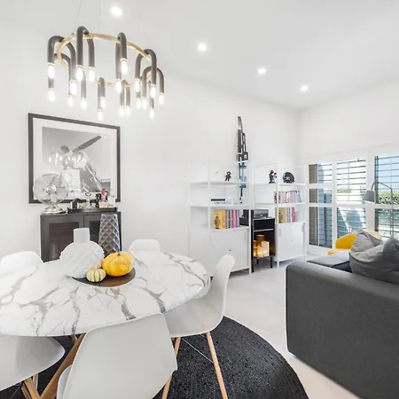 Fairway Sleek Chic Villa